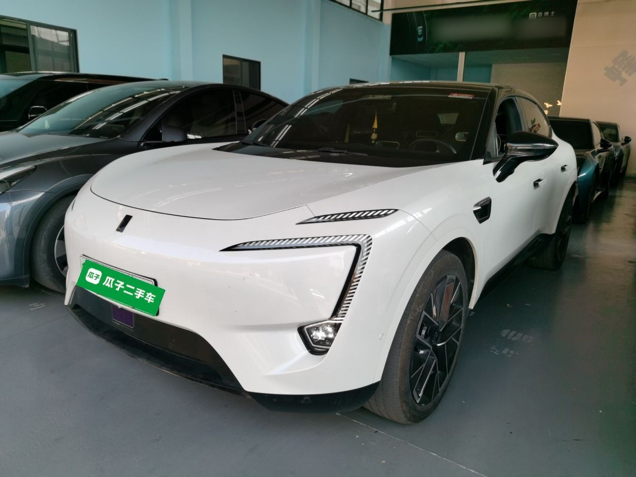 Avatr 11 2023 car image 