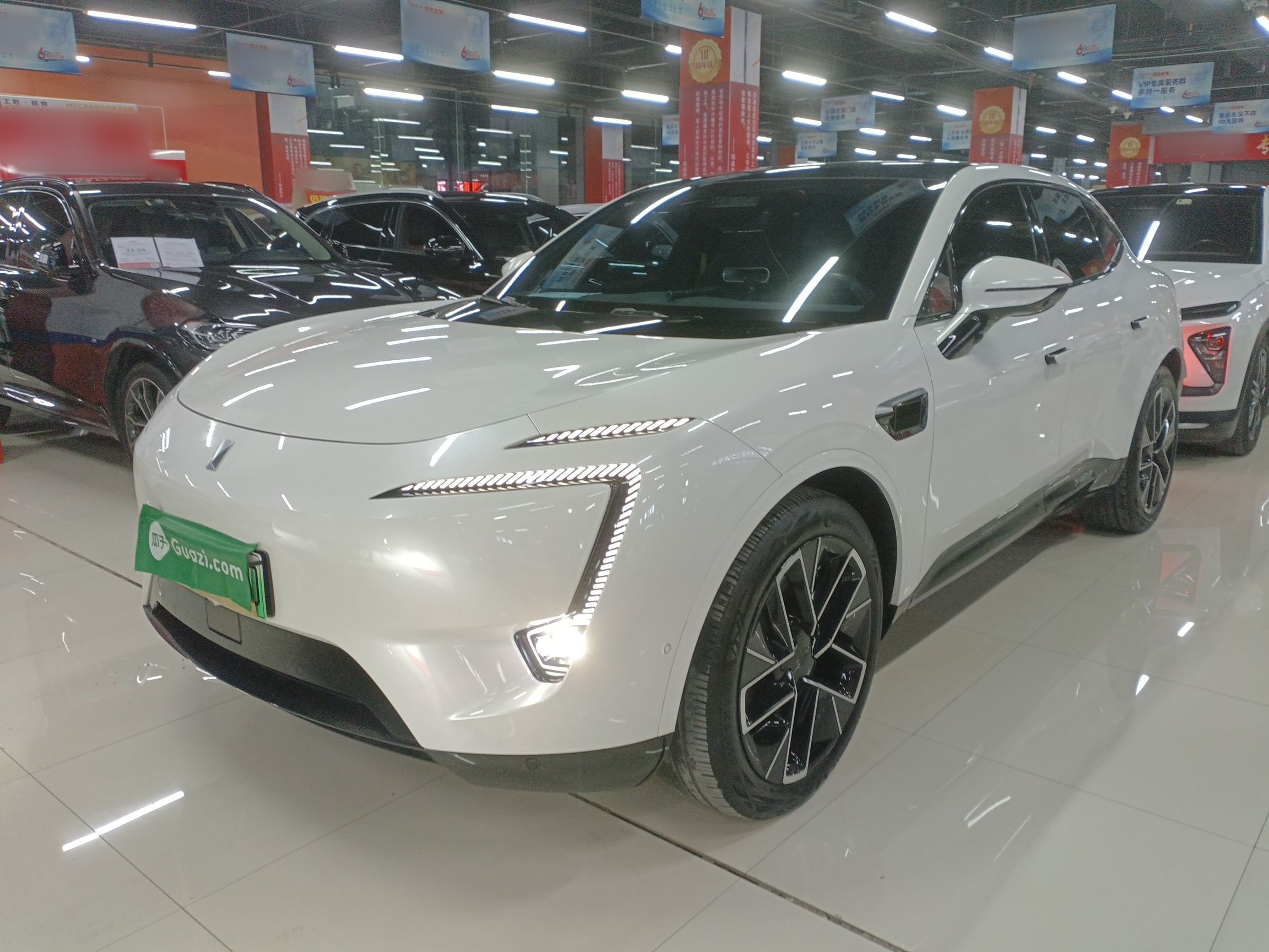 Avatr 11 2023 car image 