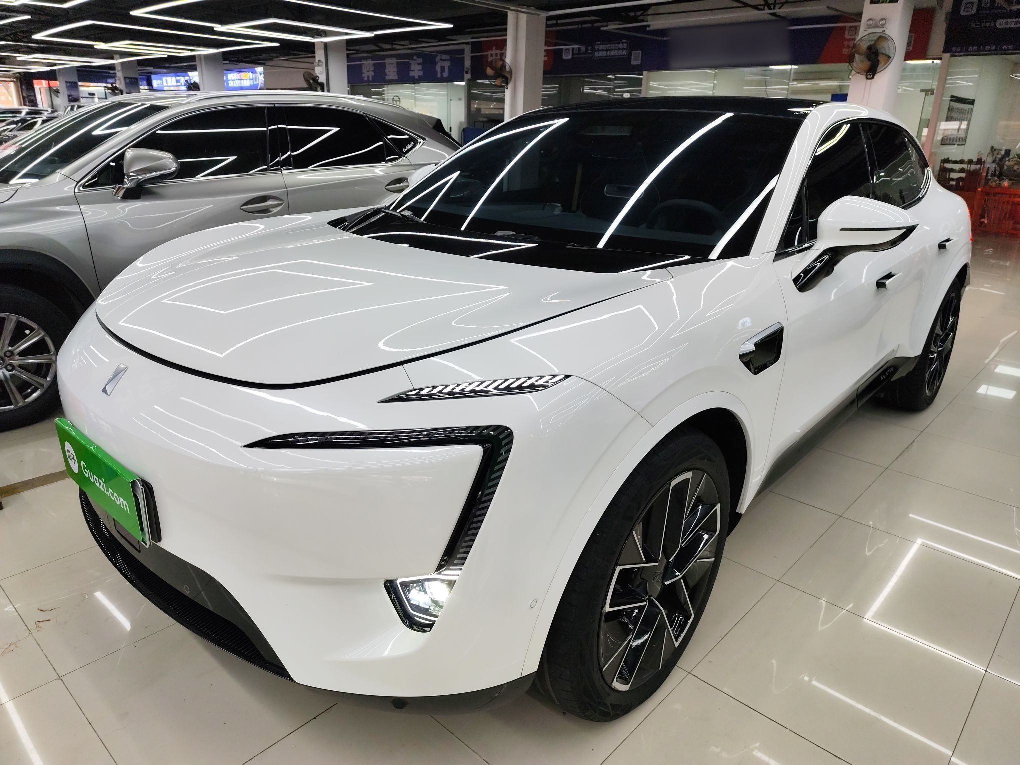 Avatr 11 2023 car image 