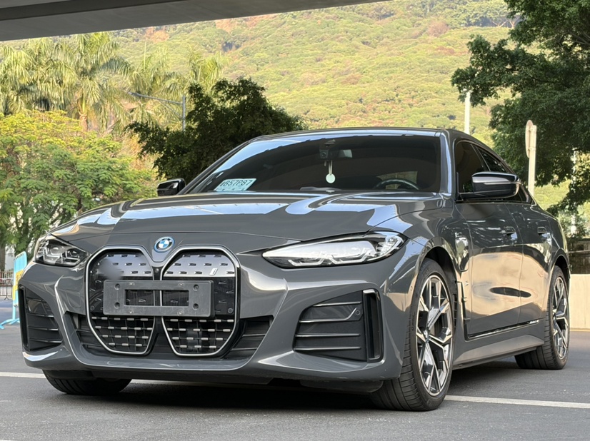 BMW i4 2022 car image 