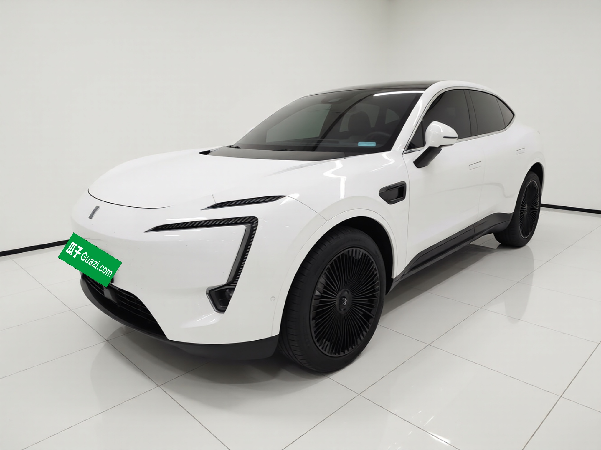 Avatr 11 2024 car image 