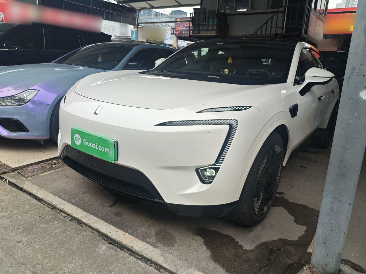 Avatr 11 2023 car image 