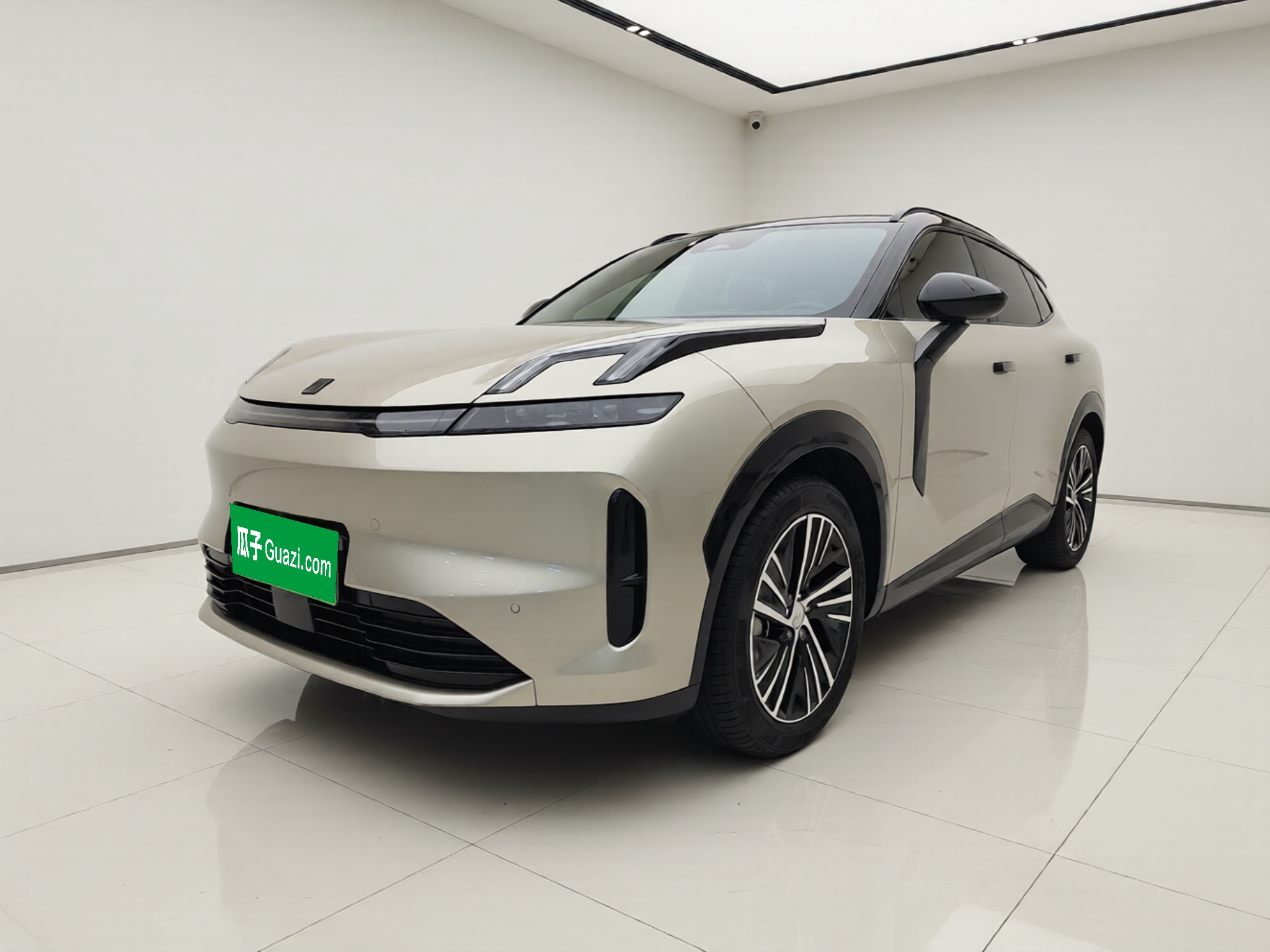 Lynk & Co 08 EM-P 2024 car image 