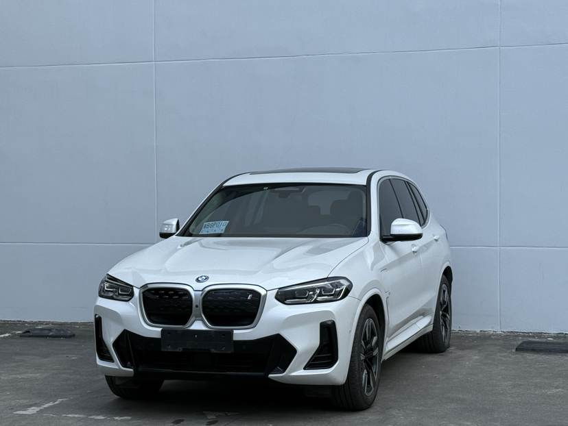 BMW iX3 2023 صورة سيارة 