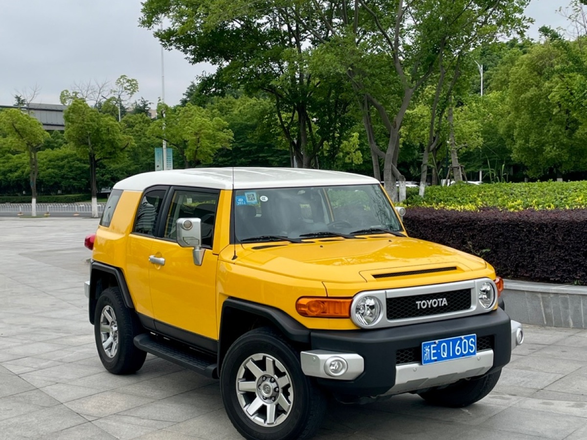 Toyota FJ Cruiser 2018 car image 