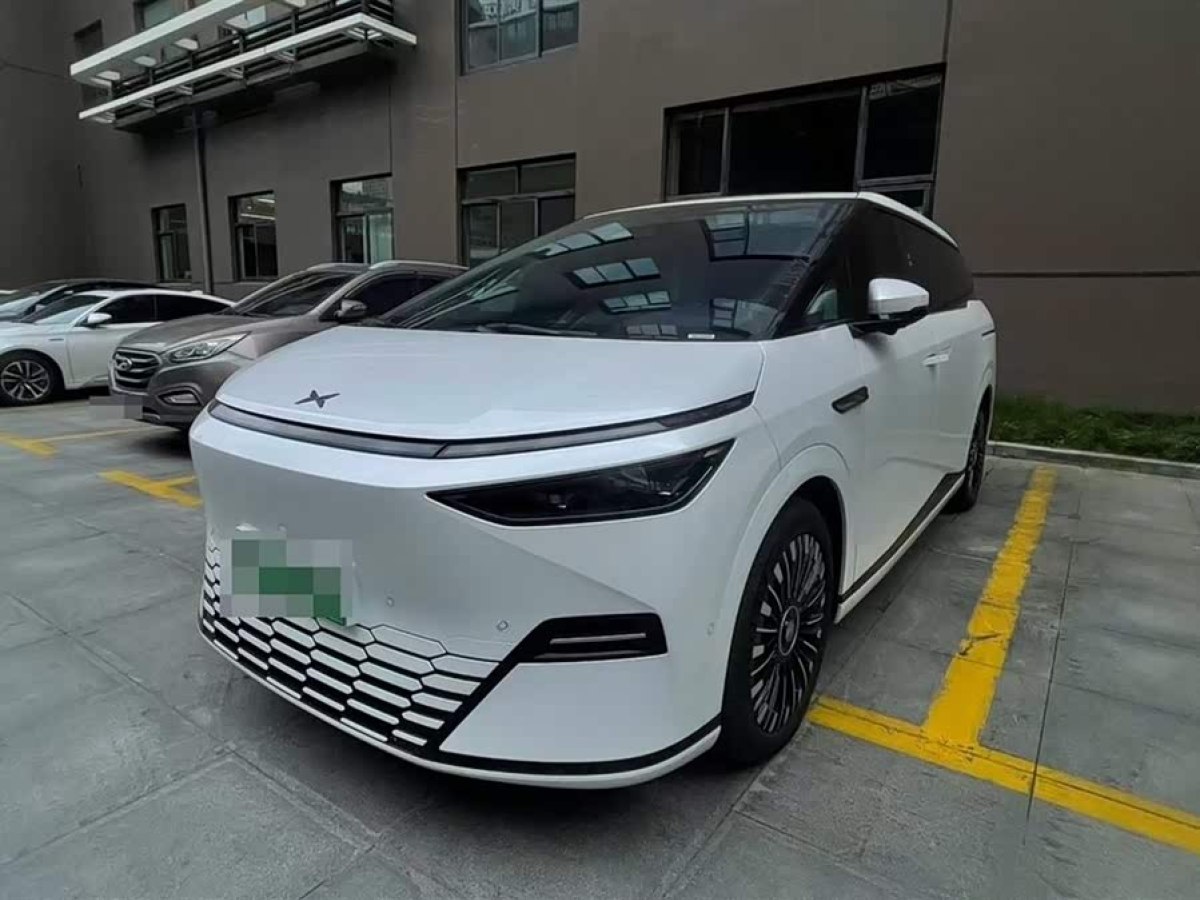 Xpeng X9 2025 immagine di auto 