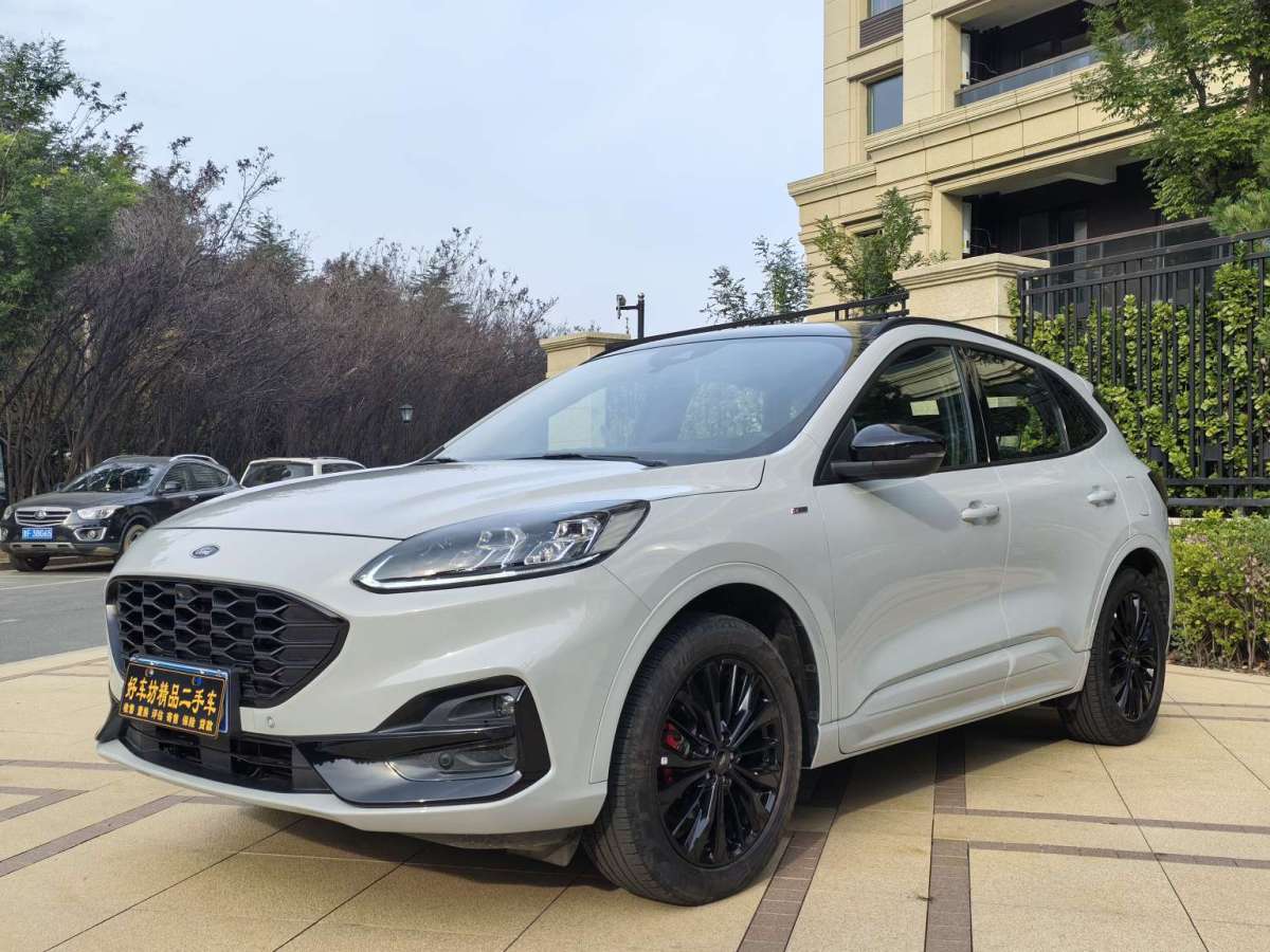 Ford Escape 2023 immagine di auto 