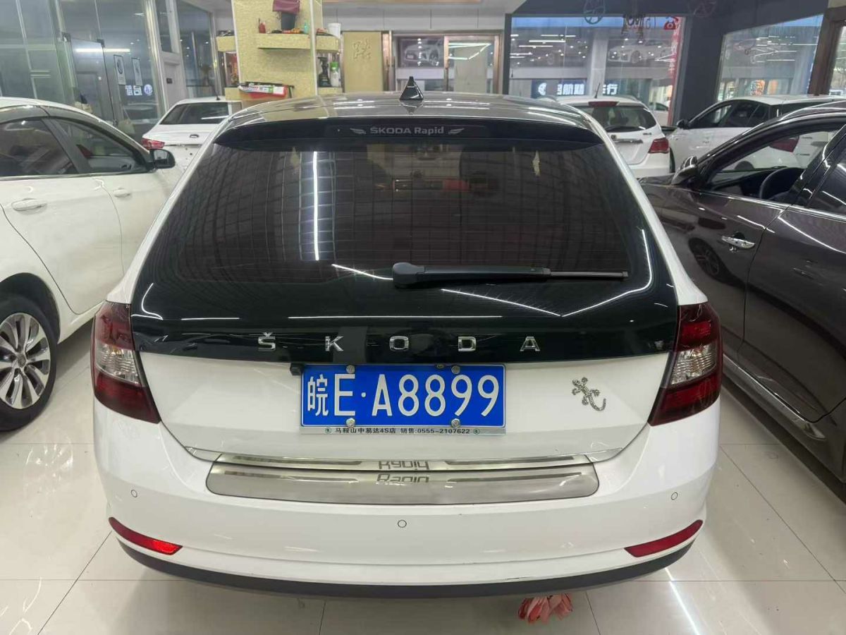 Skoda Rapid Spaceback 2016 Skoda Rapid Spaceback 2016 car image