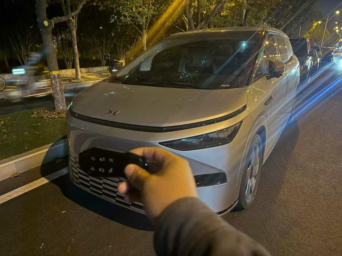 Xpeng X9 2023 immagine di auto 