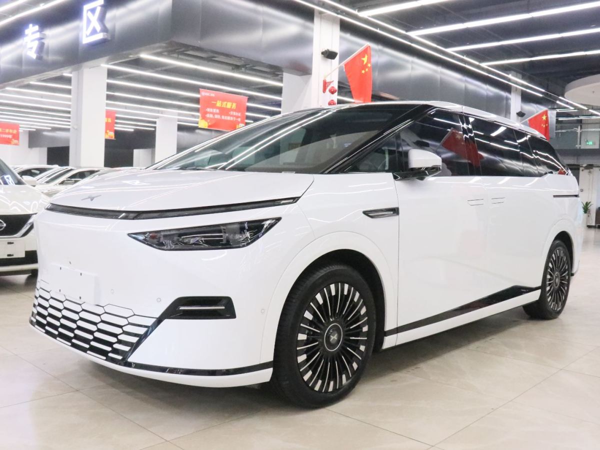 Xpeng X9 2025 immagine di auto 