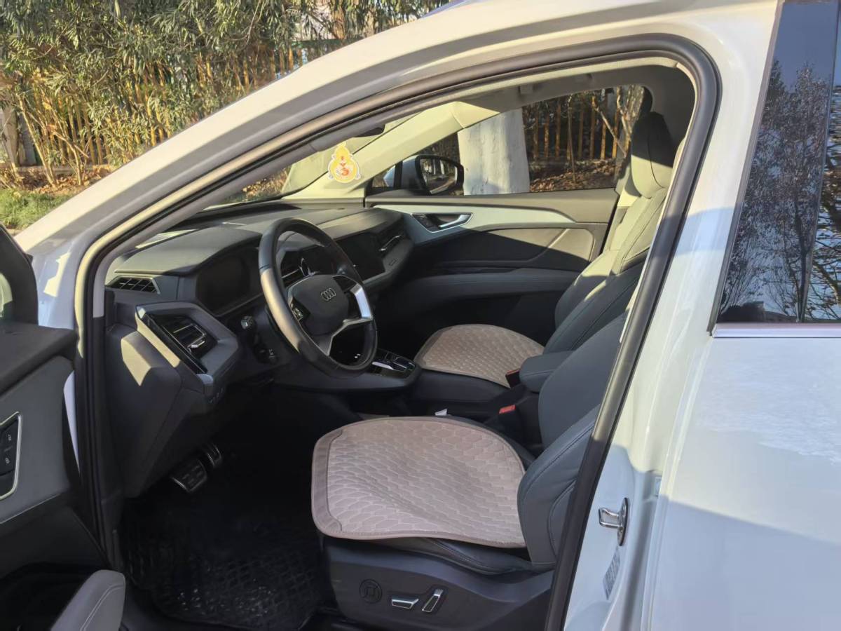 Audi Q5 e-tron 2023 Audi Q5 e-tron 2023 immagine di auto