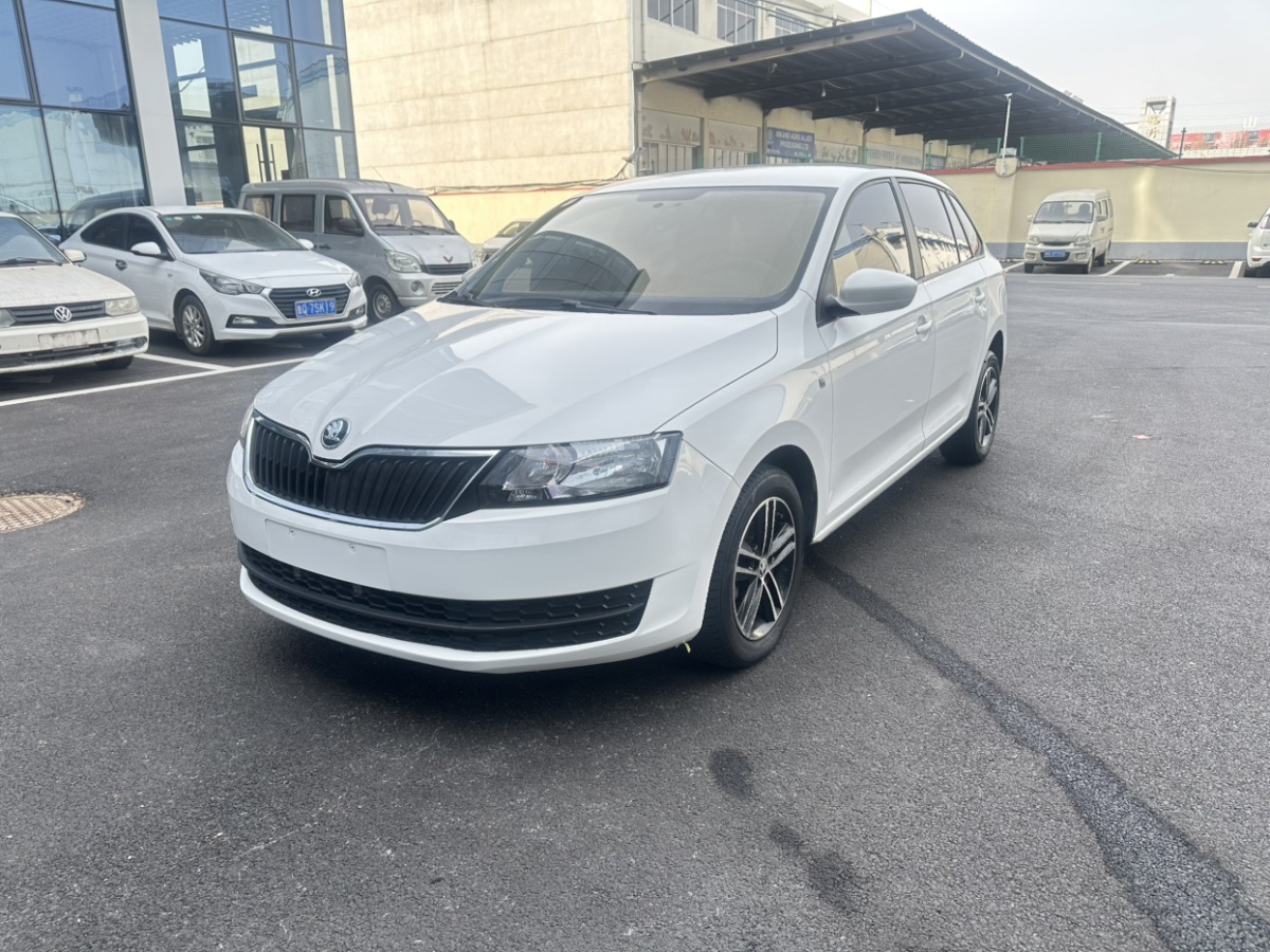 Skoda Rapid Spaceback 2017 Skoda Rapid Spaceback 2017 car image