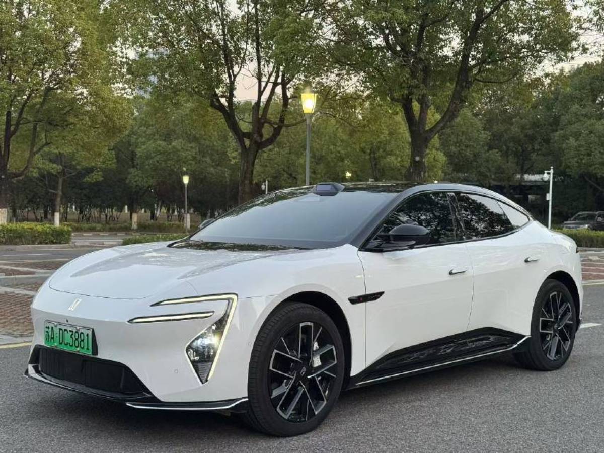 Avatr 06 2025 car image 