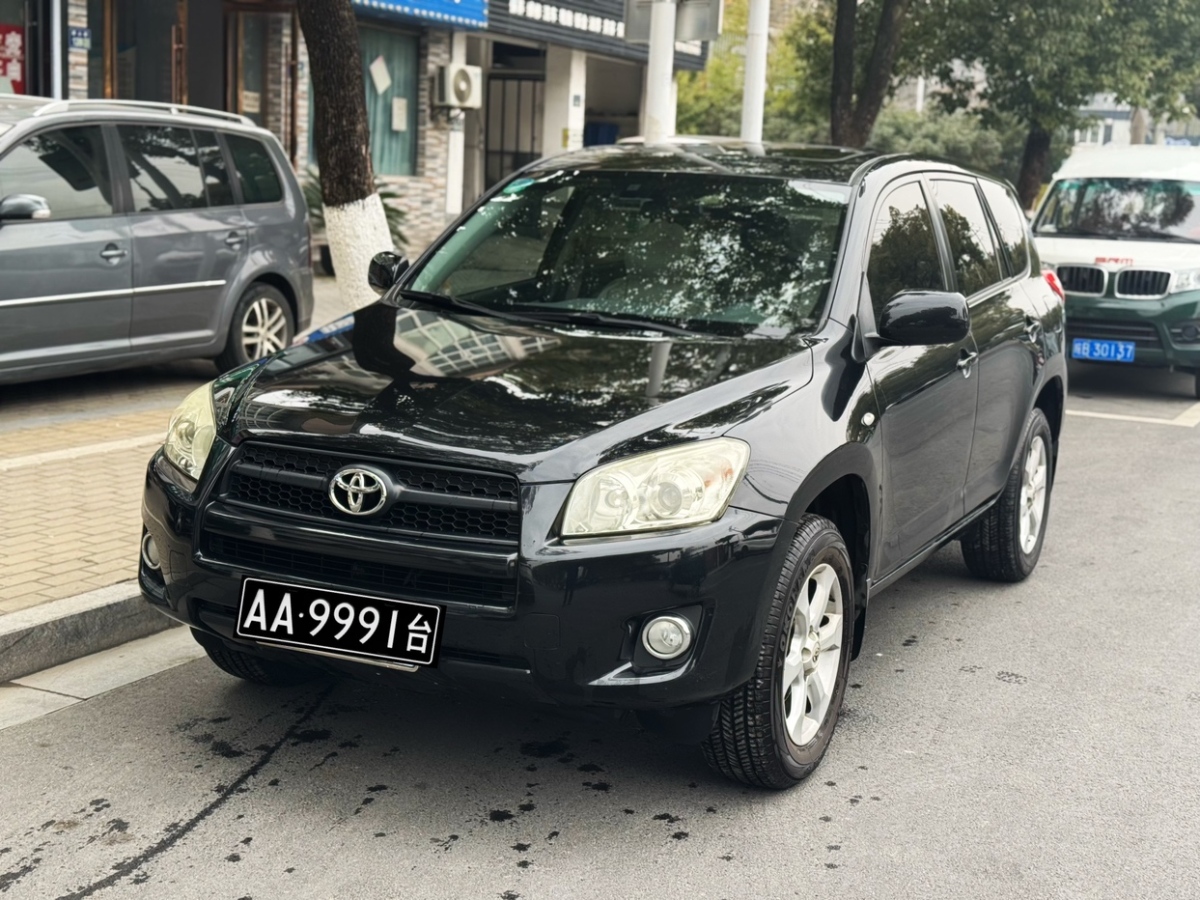 Toyota RAV4 2010 car image 