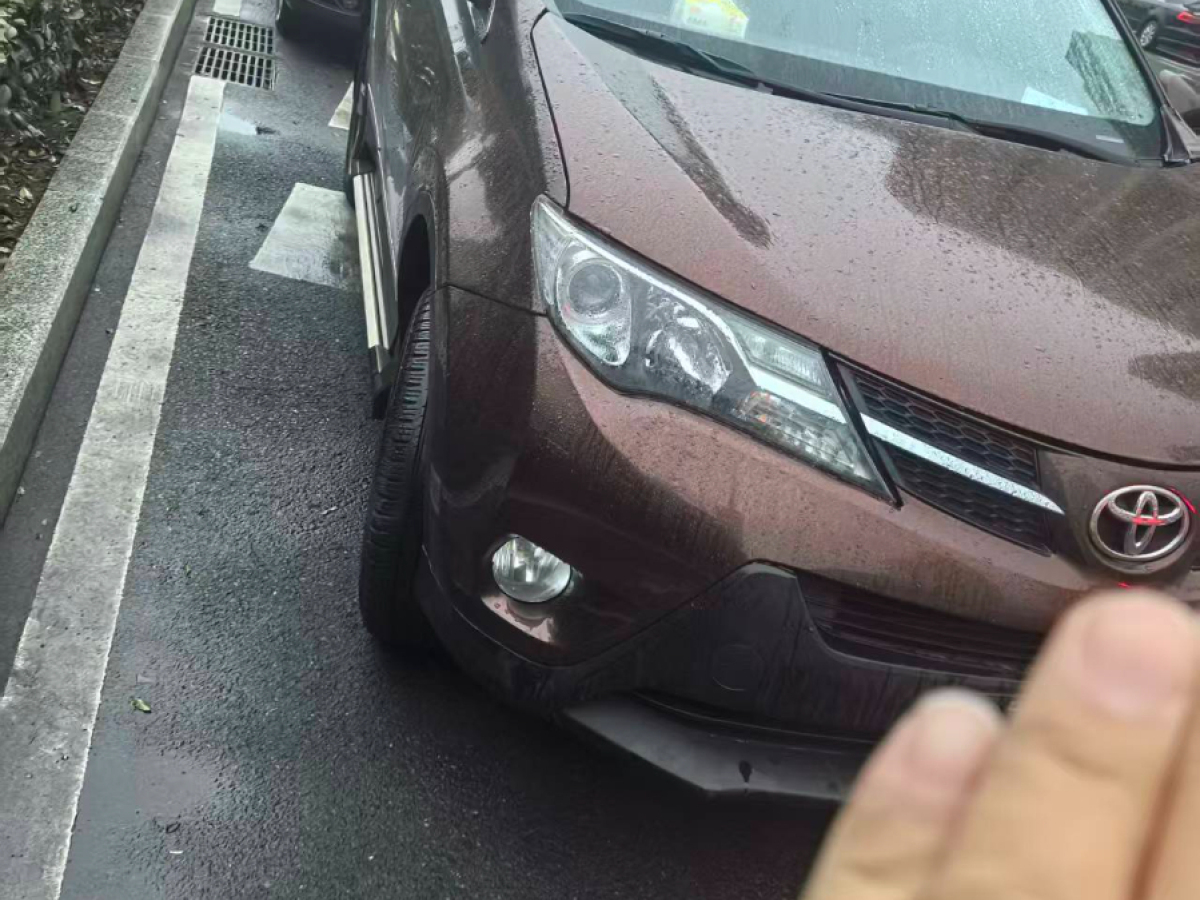 Toyota RAV4 2015 immagine di auto 
