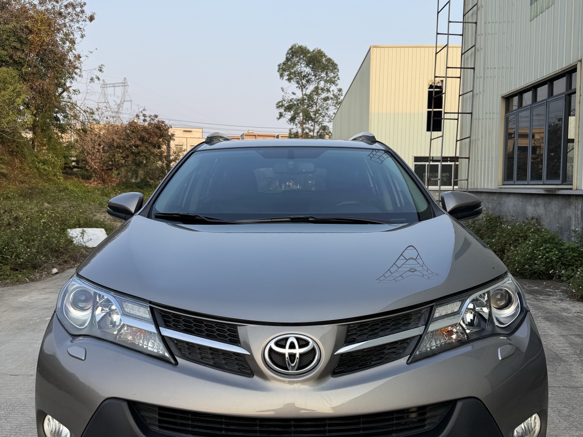 Toyota RAV4 2014 Toyota RAV4 2014 car image