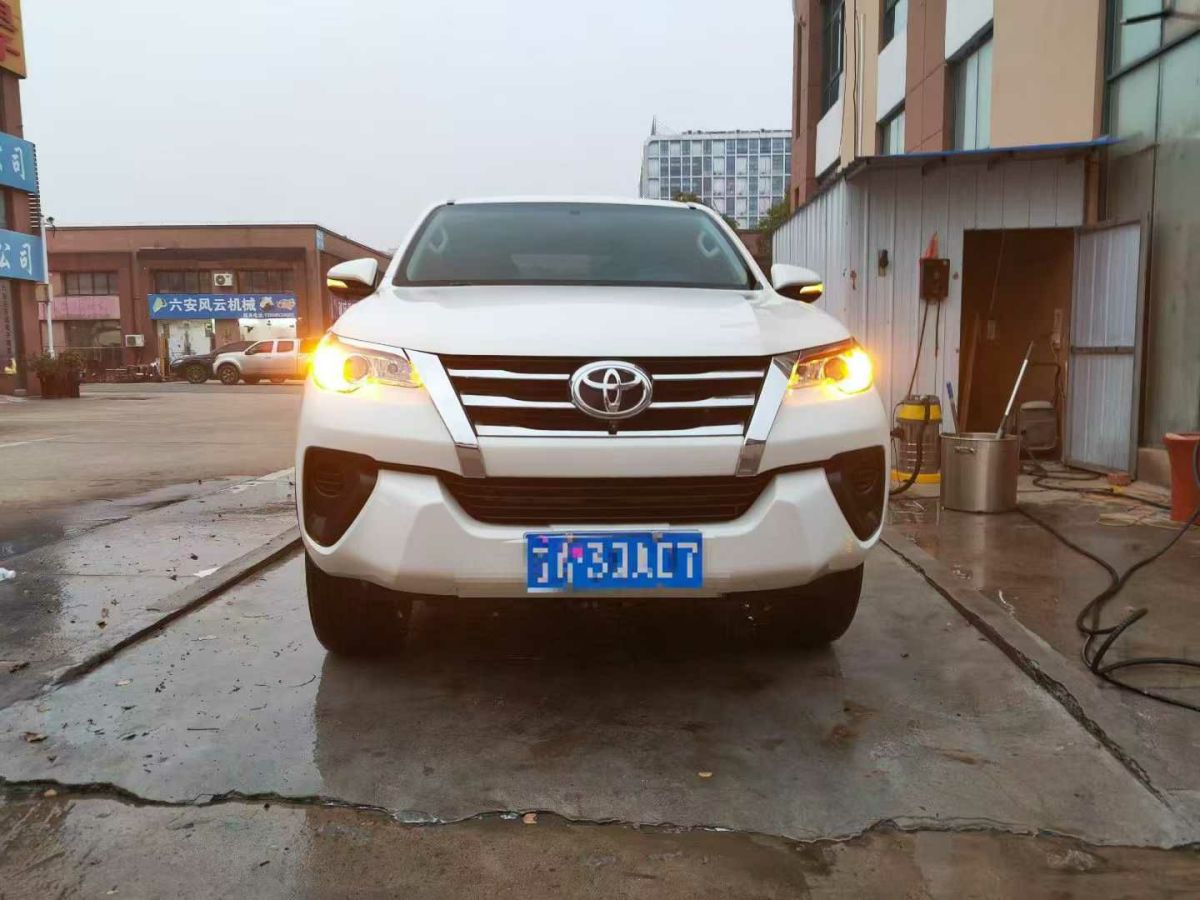 Toyota Fortuner 2015 汽车图片 