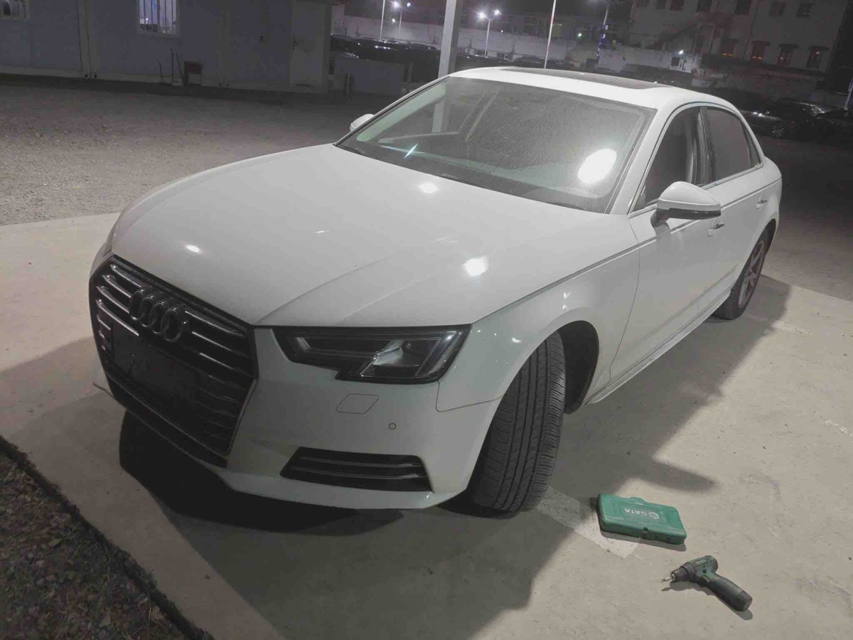 Audi A4L 2018 car image 