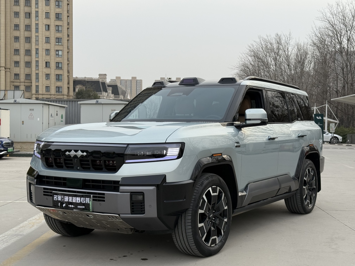 FangChengBao Leopard 8 2025 FangChengBao Leopard 8 2025 car image