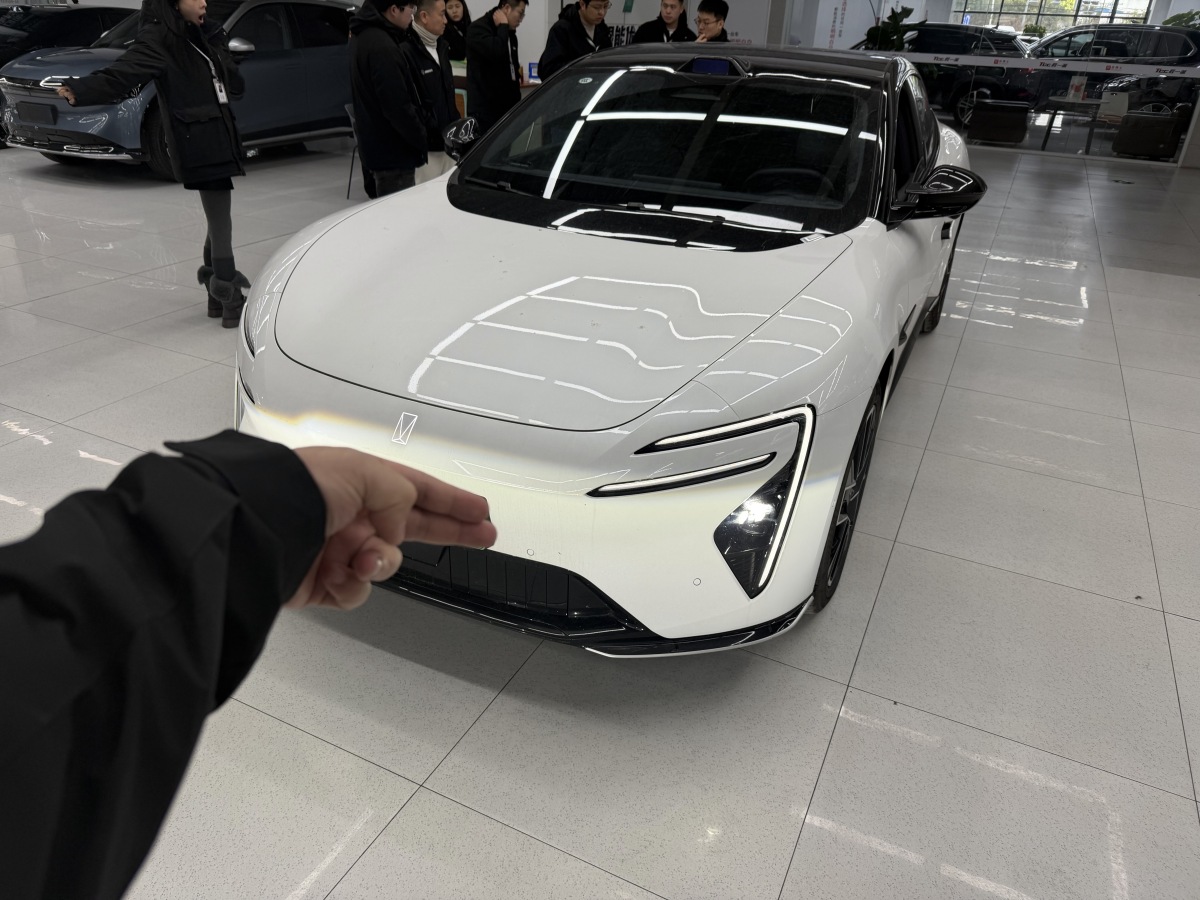 Avatr 06 2025 car image 