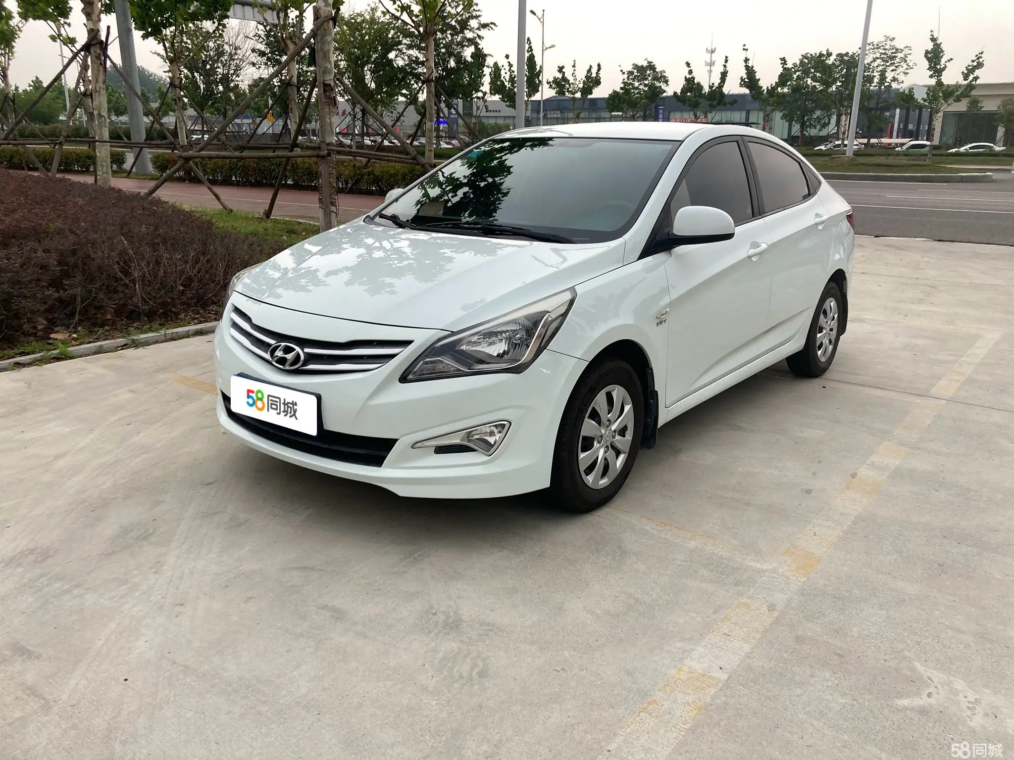 Hyundai Reina 2014 car image 