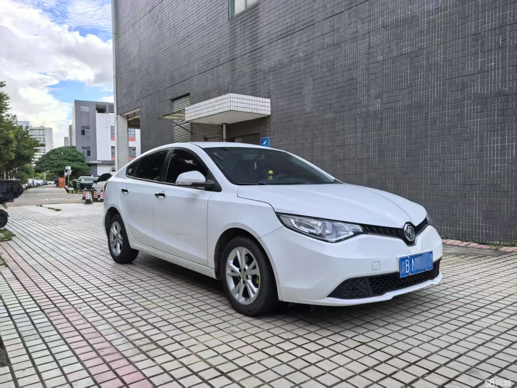 MG GT 2016 MG GT 2016 car image