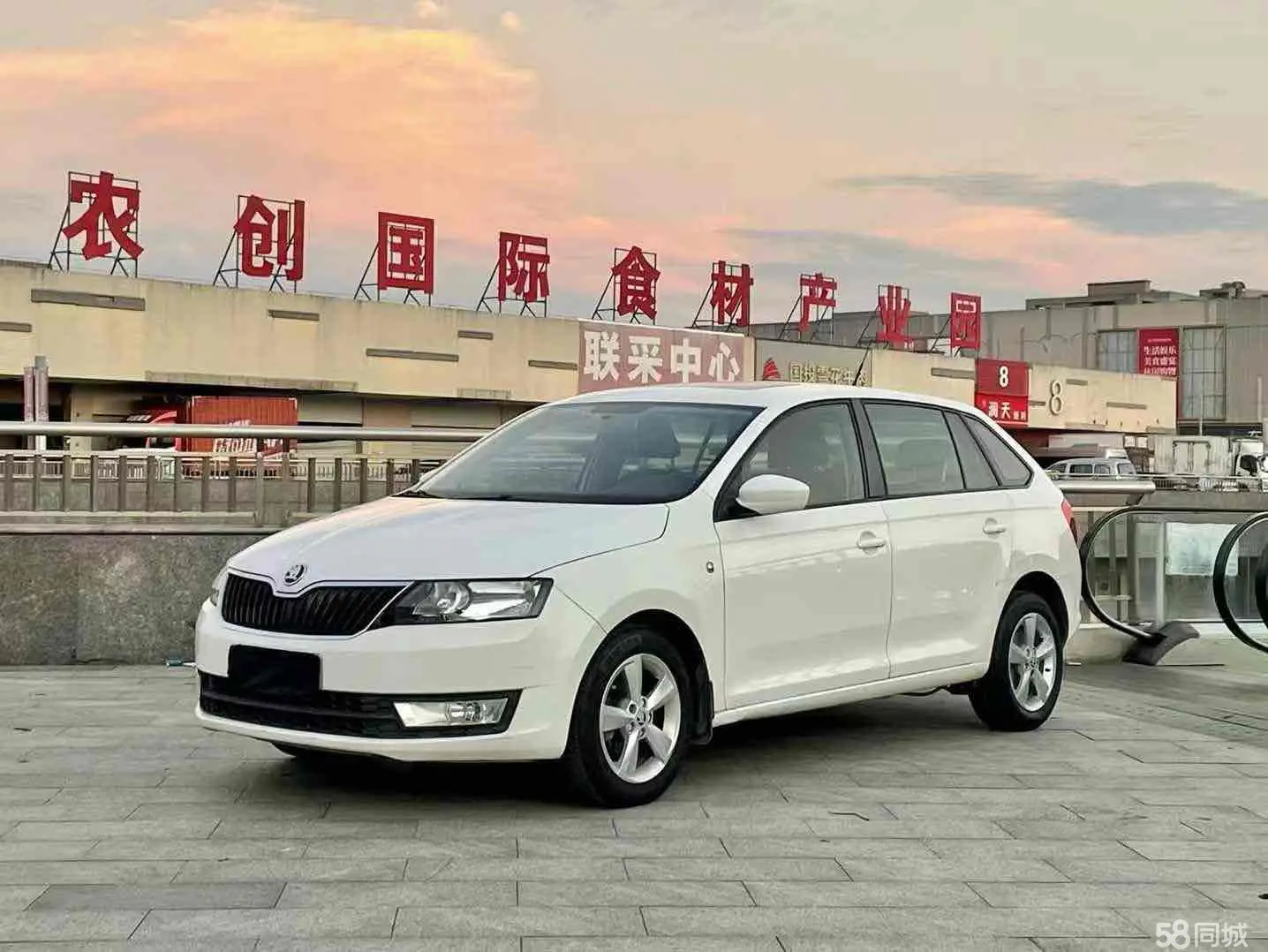 Skoda Rapid Spaceback 2014 Skoda Rapid Spaceback 2014 car image