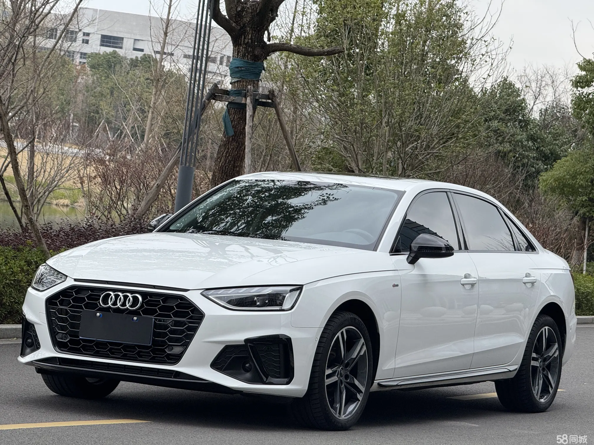 Audi A4L 2022 car image 