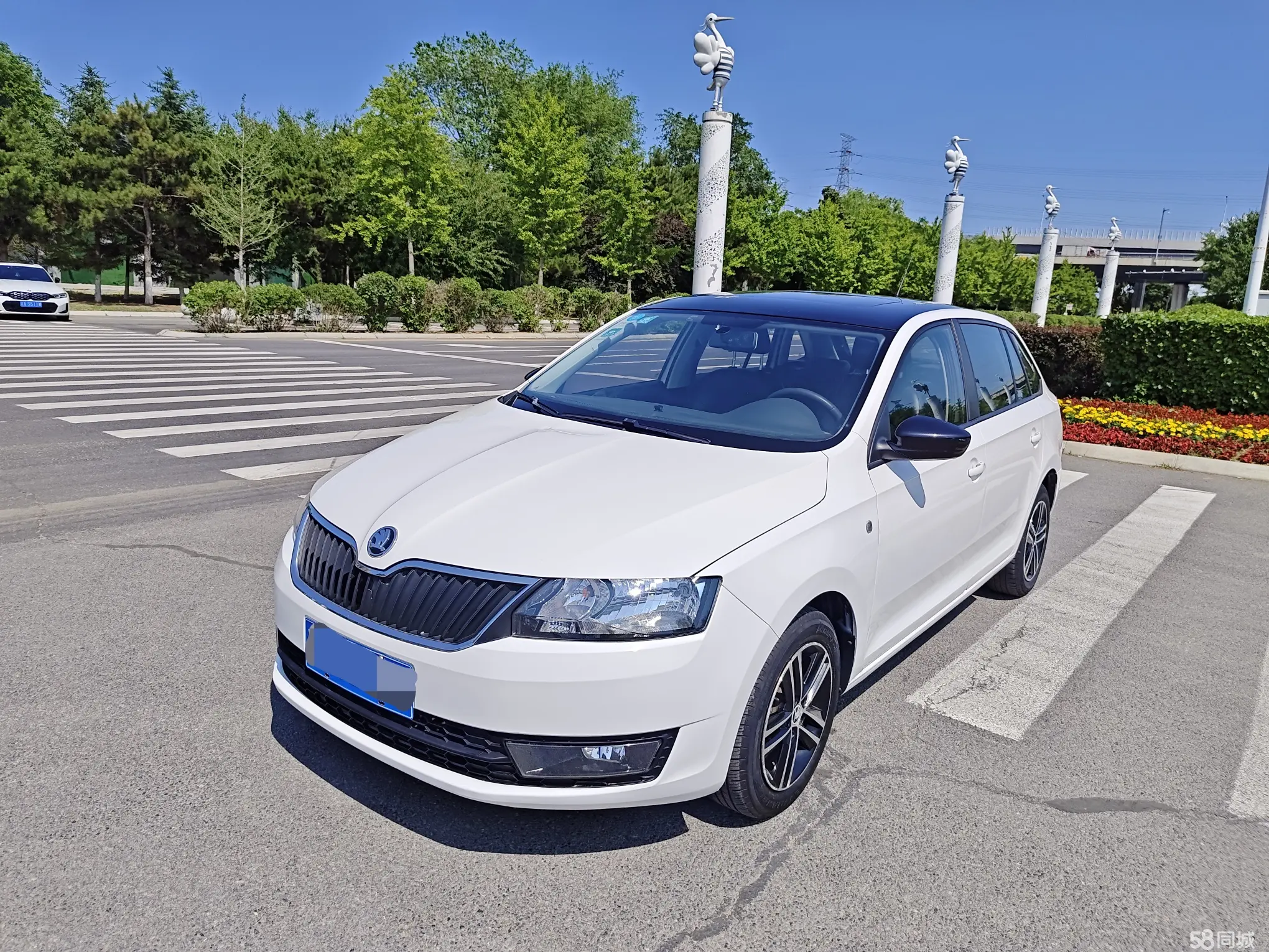 Skoda Rapid Spaceback 2016 Skoda Rapid Spaceback 2016 car image