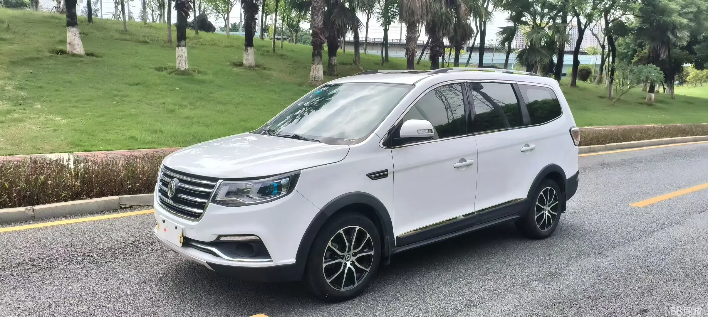 Forthing SX6 2018 Forthing SX6 2018 car image