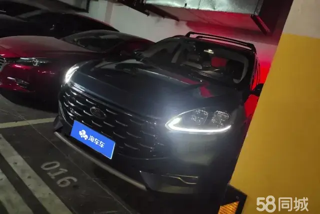 Ford Escape 2022 immagine di auto 