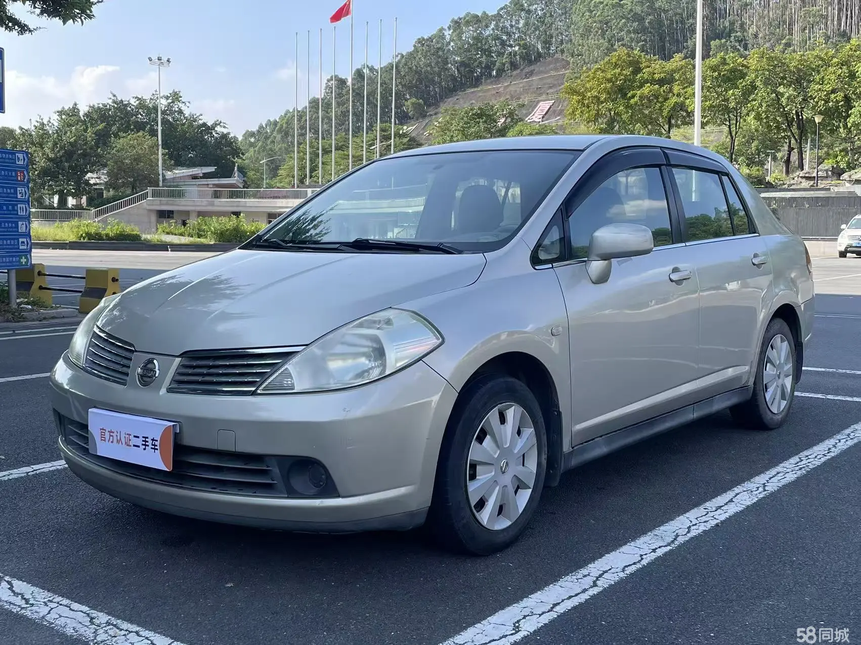 Nissan Tiida Sedan 2005 汽车图片 