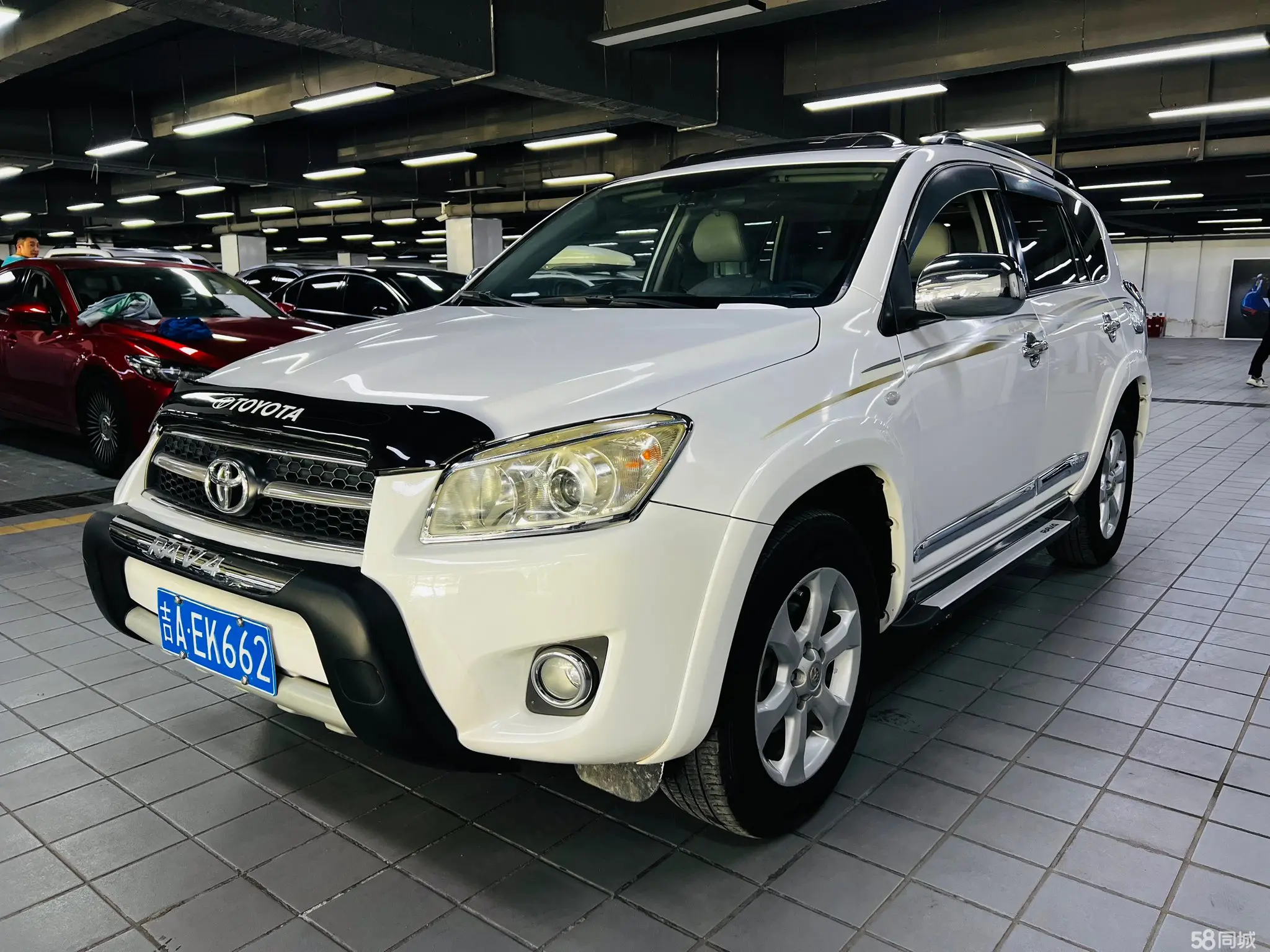 Toyota RAV4 2010 car image 