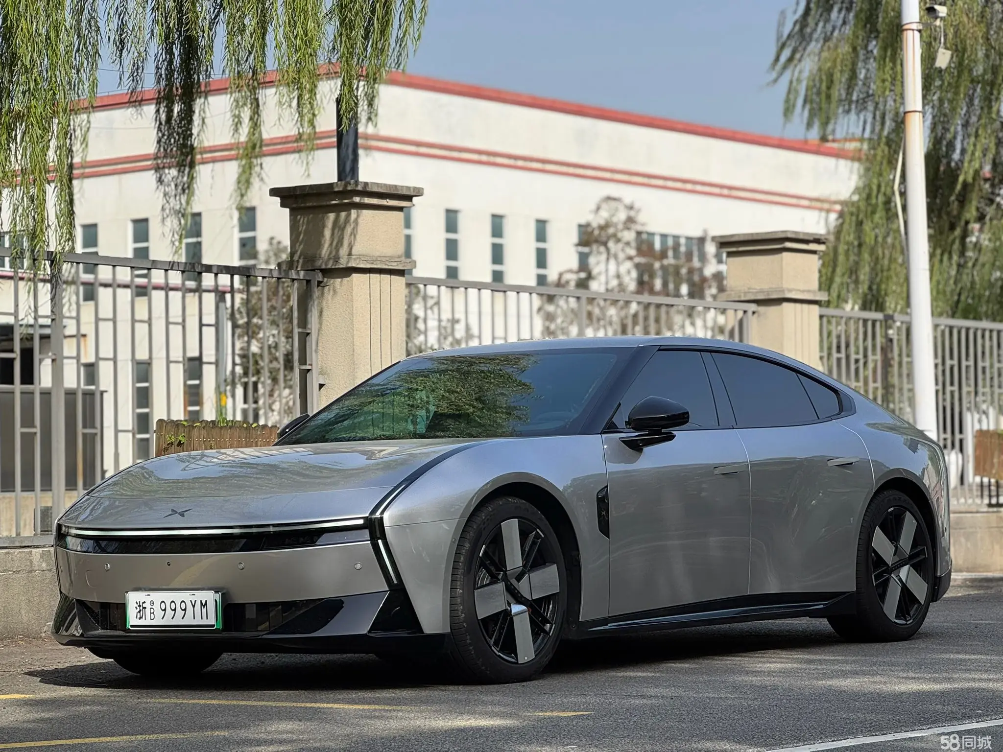 Xpeng P7 2025 汽车图片 