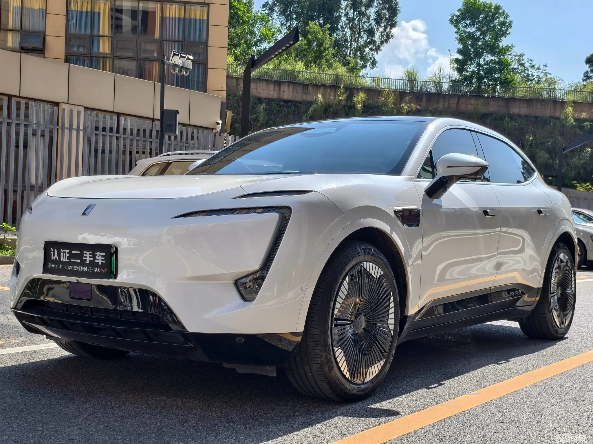 Avatr 11 2024 car image 