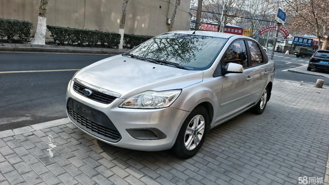 Ford Focus 2010 Ford Focus 2010 car image