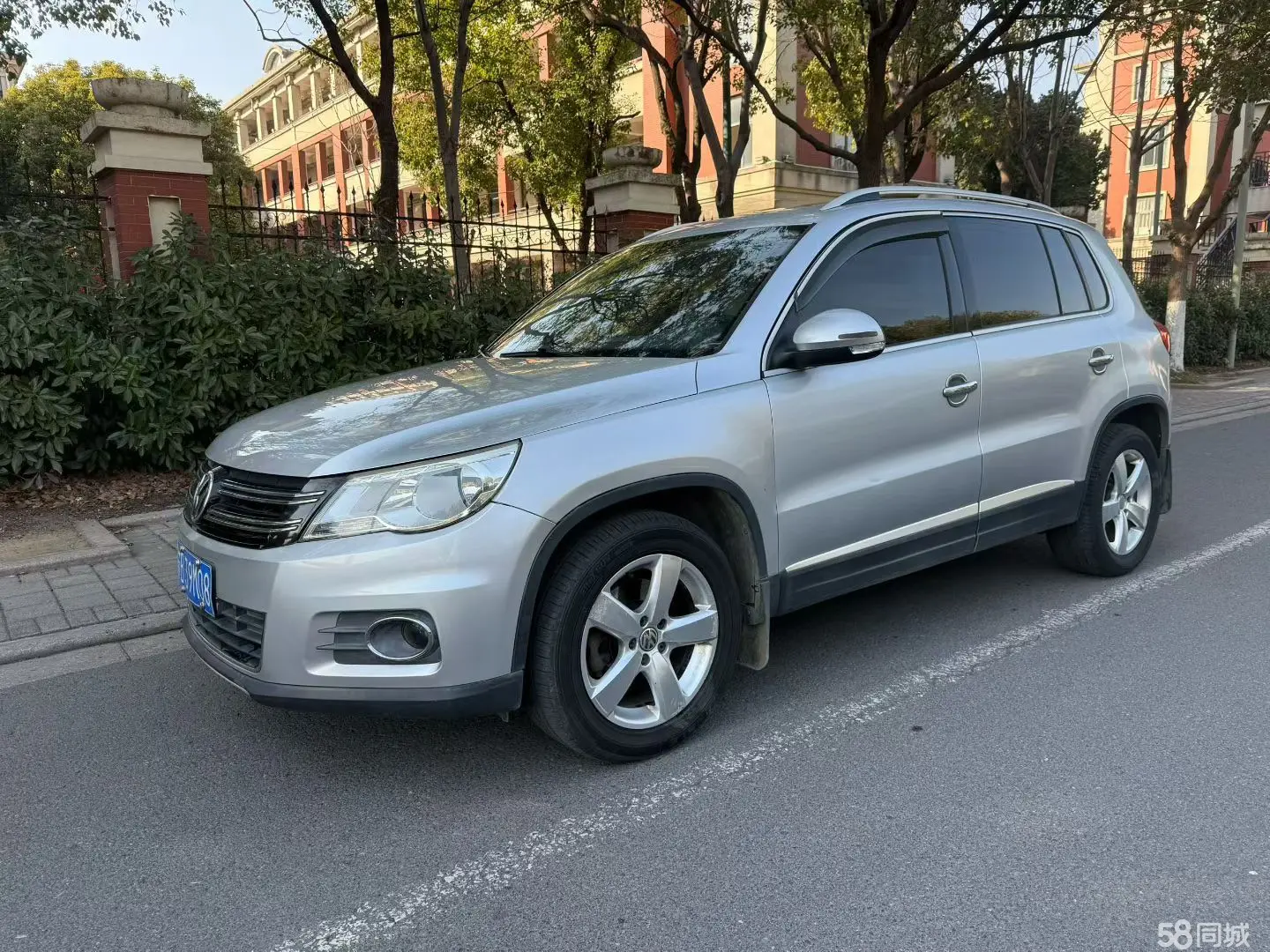 Volkswagen Tiguan 2010 car image 
