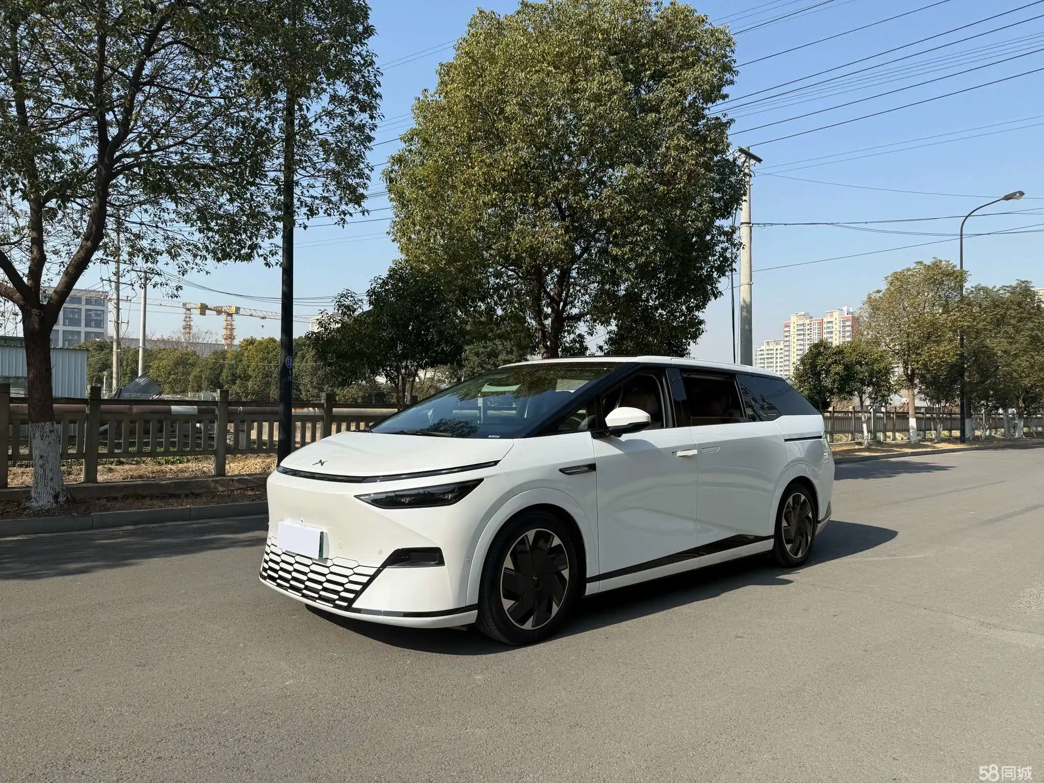 Xpeng X9 2024 汽车图片 