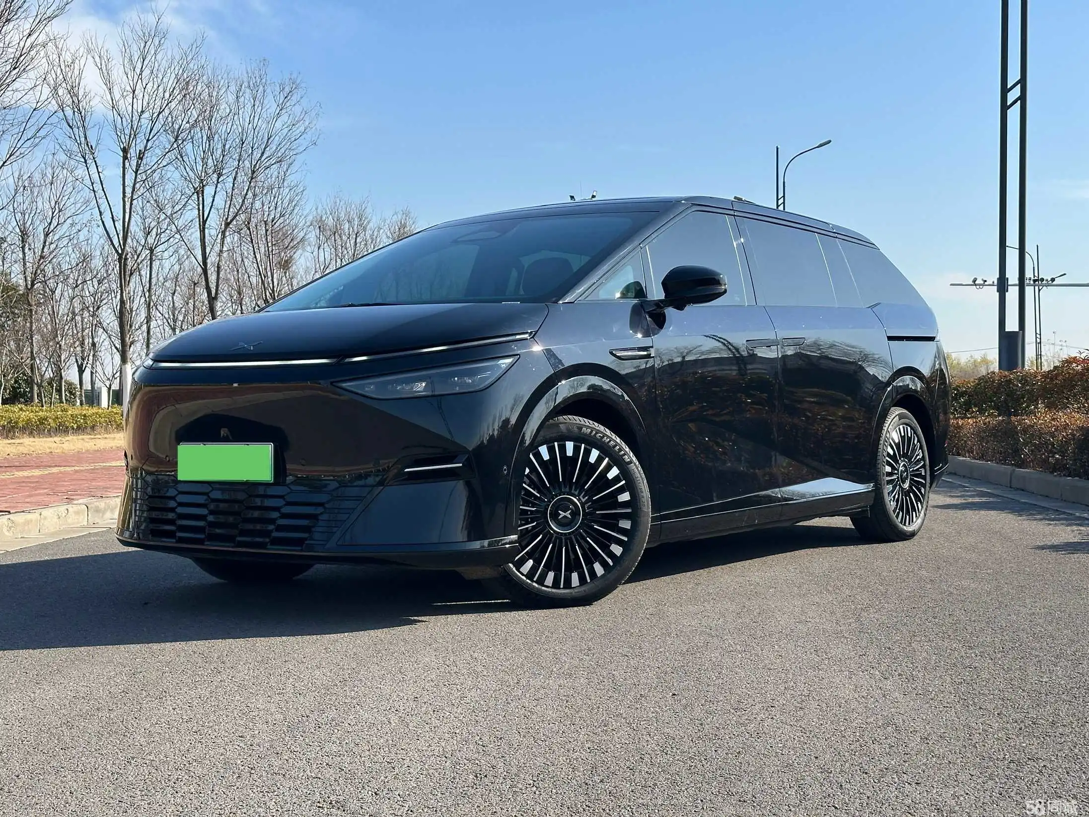 Xpeng X9 2025 汽车图片 