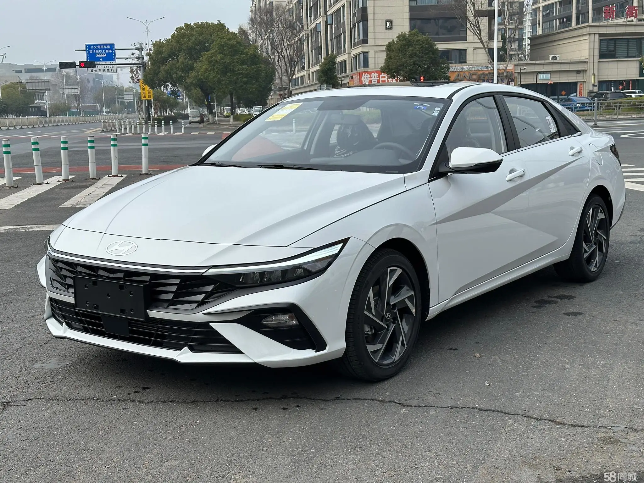 Hyundai Elantra 2025 car image 