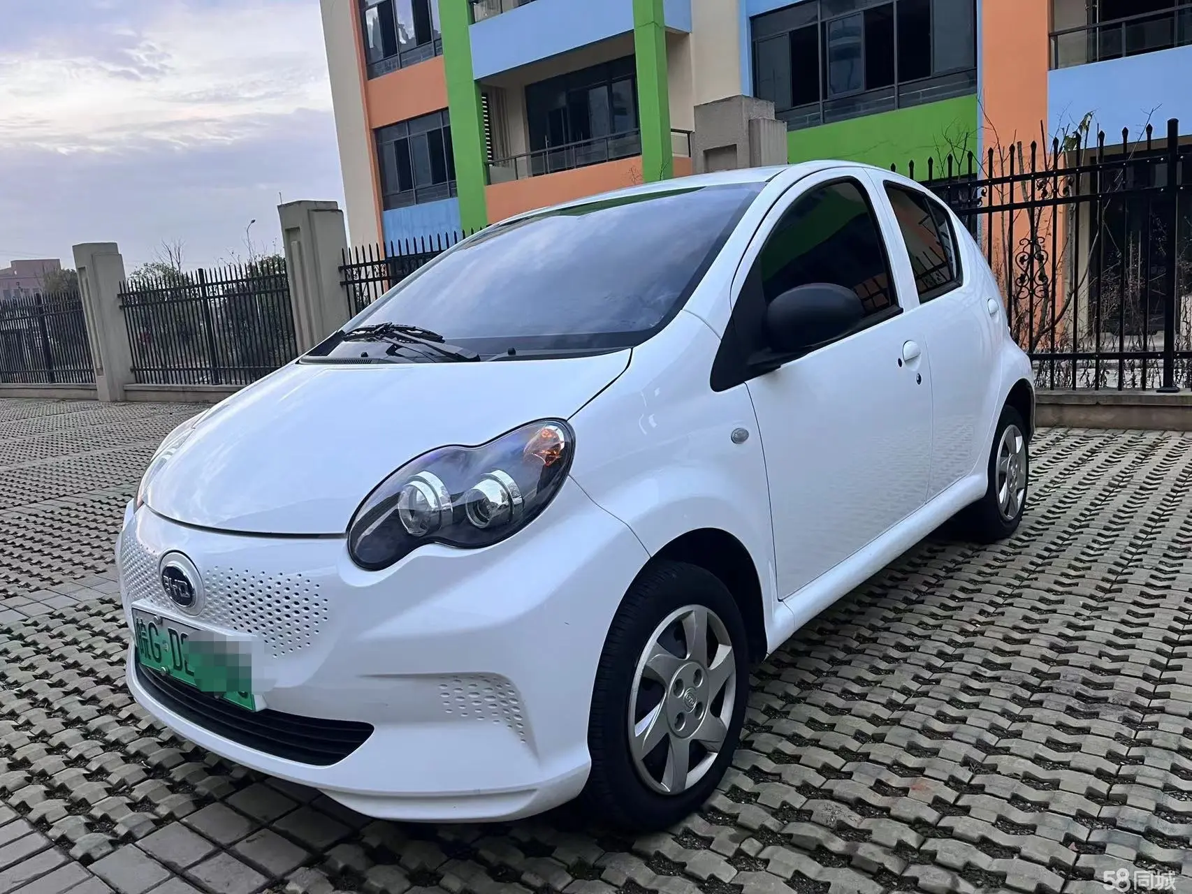 BYD e1 2020 car image 