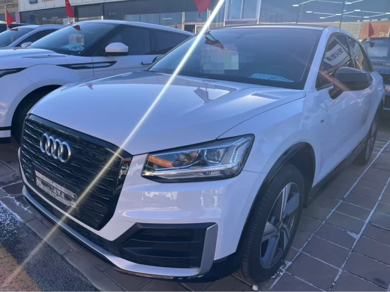 Audi Q2L 2021 Audi Q2L 2021 immagine di auto